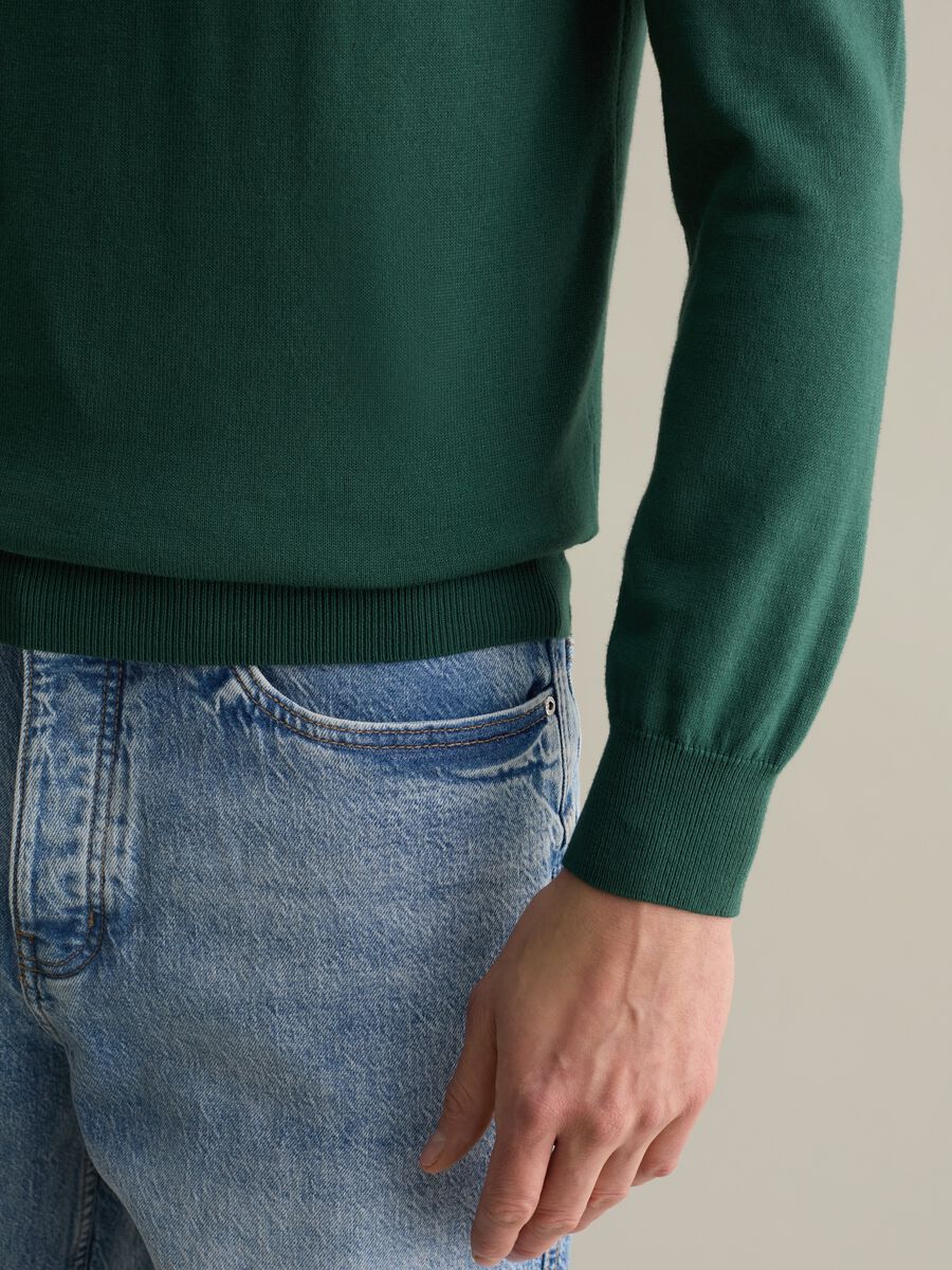 Solid colour pullover with round neck_2