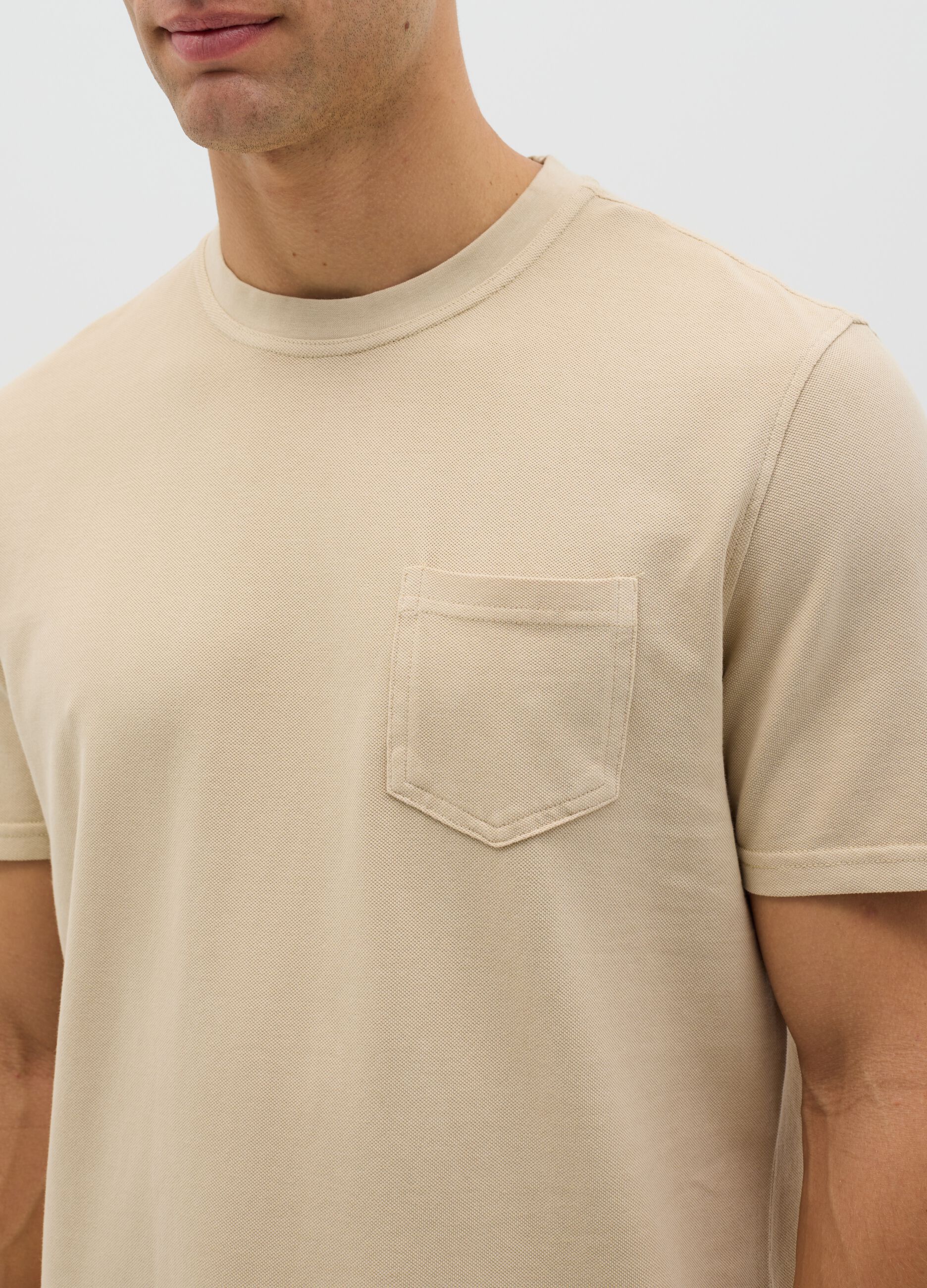 Beige T-shirt in cotton with pocket