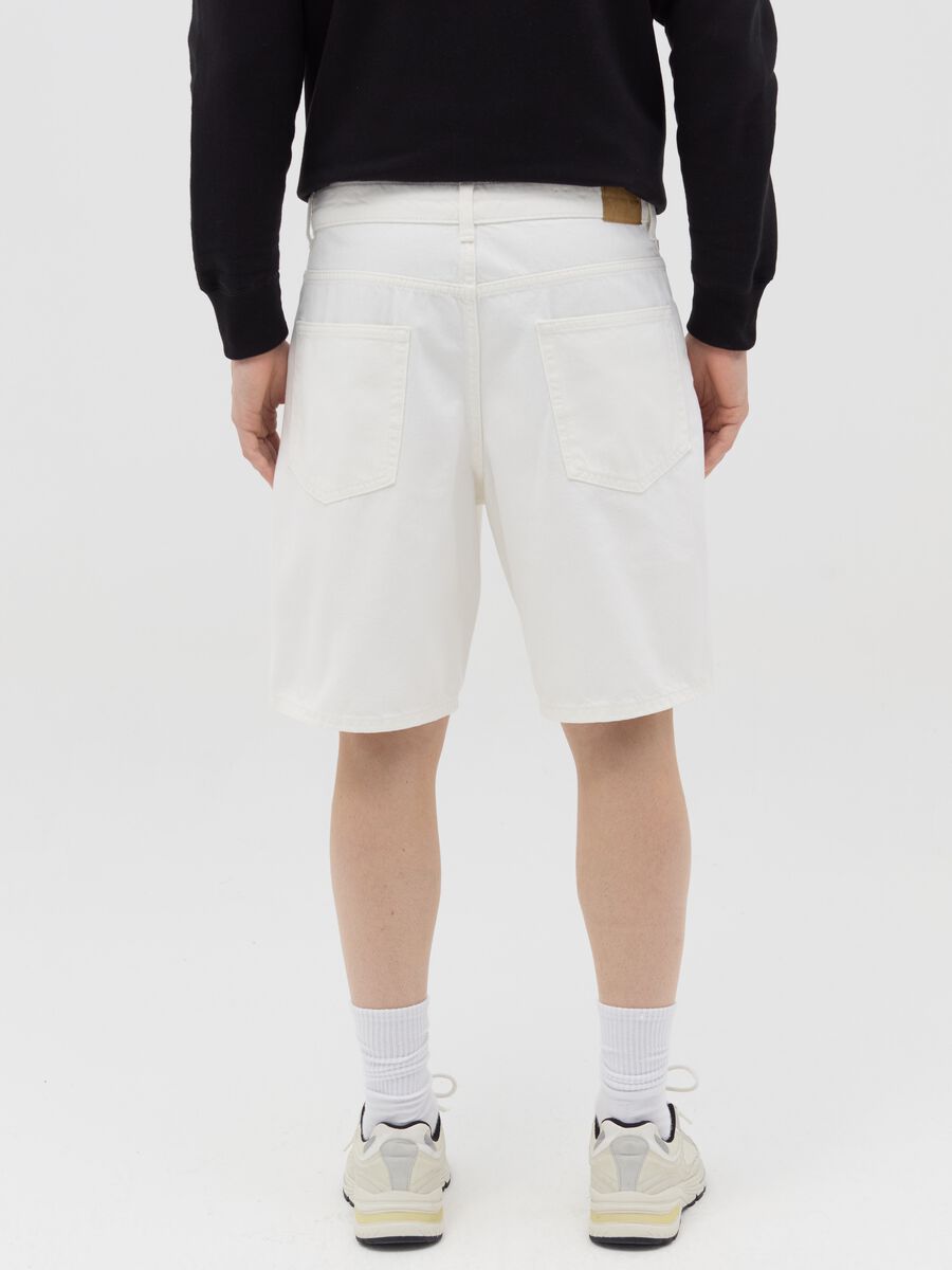 Baggy-fit Bermuda shorts in denim with five pockets_3