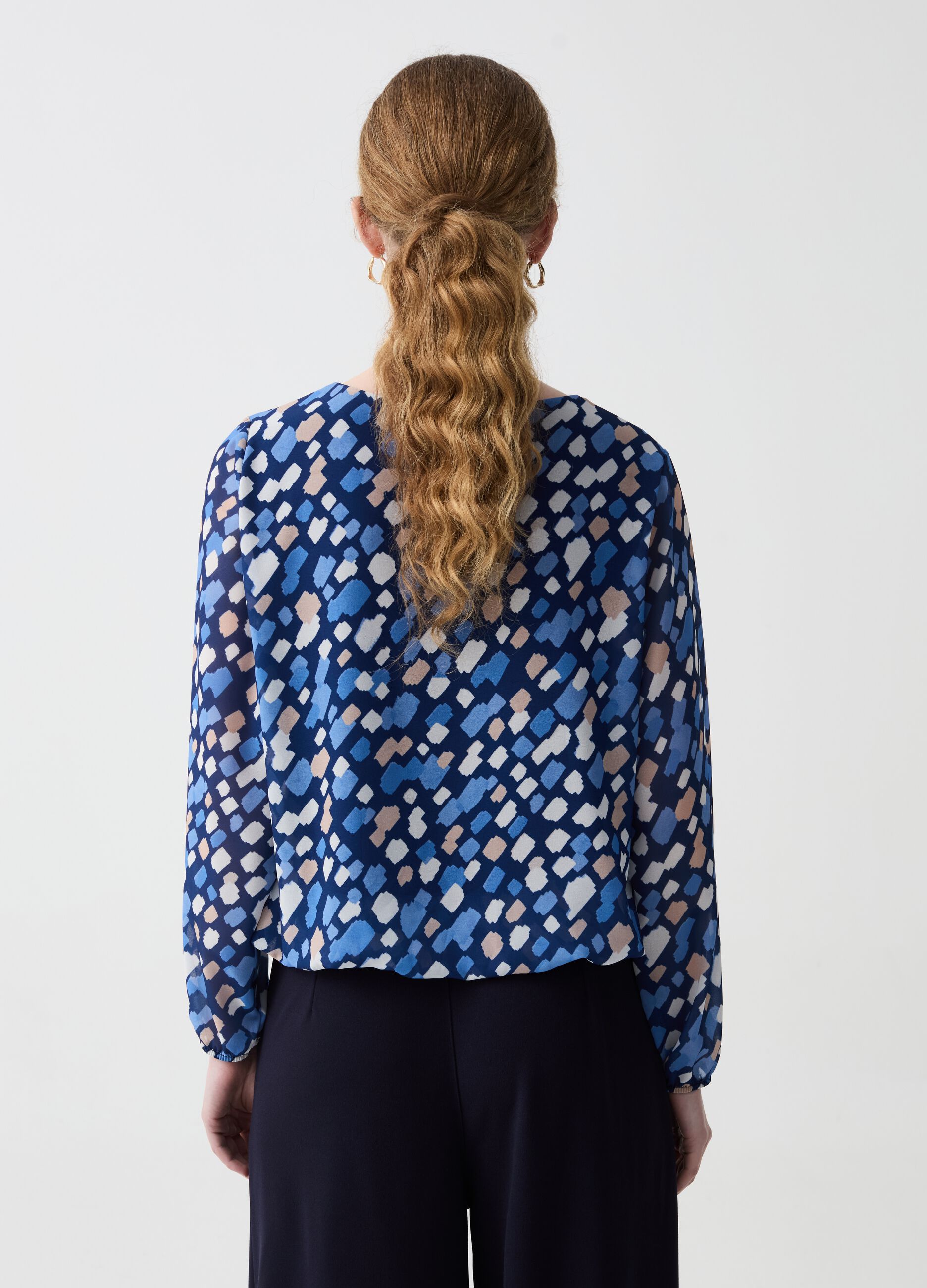 Blouse with long sleeves and pattern