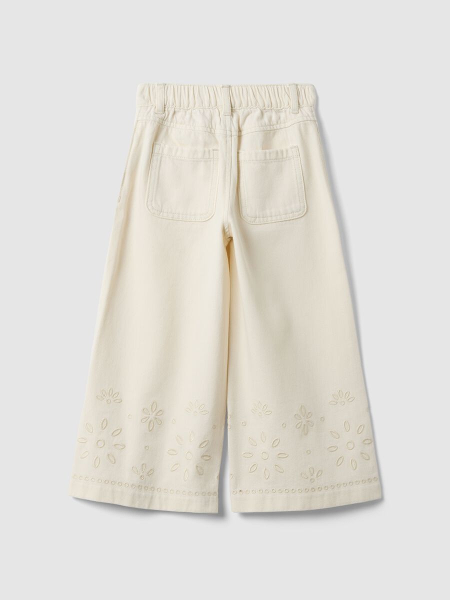 Pantaloni culotte in puro cotone bianco da bambina con ricami_1