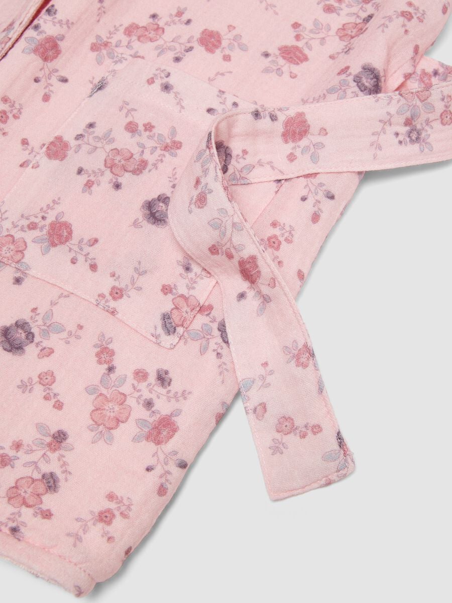 Accappatoio rosa in puro cotone organico con fantasia floreale per neonata_2