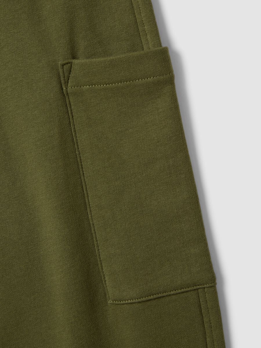 Green pure cotton relaxed cargo jogger trousers for boys_4