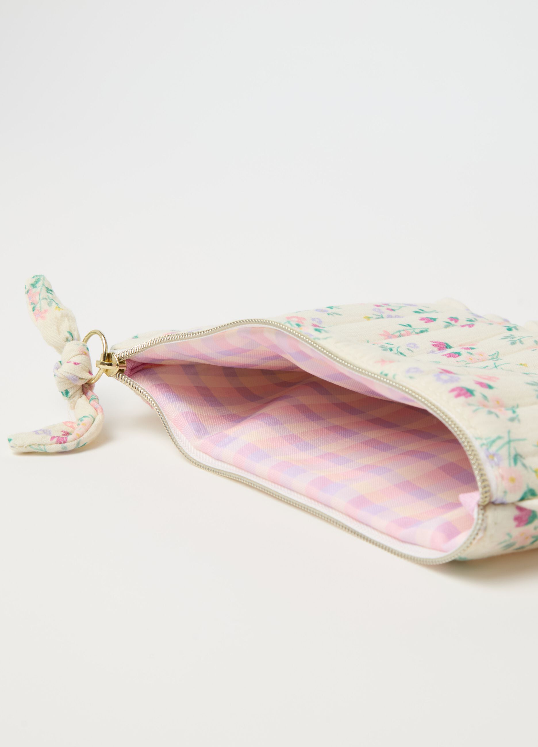 Essential beauty case with frills