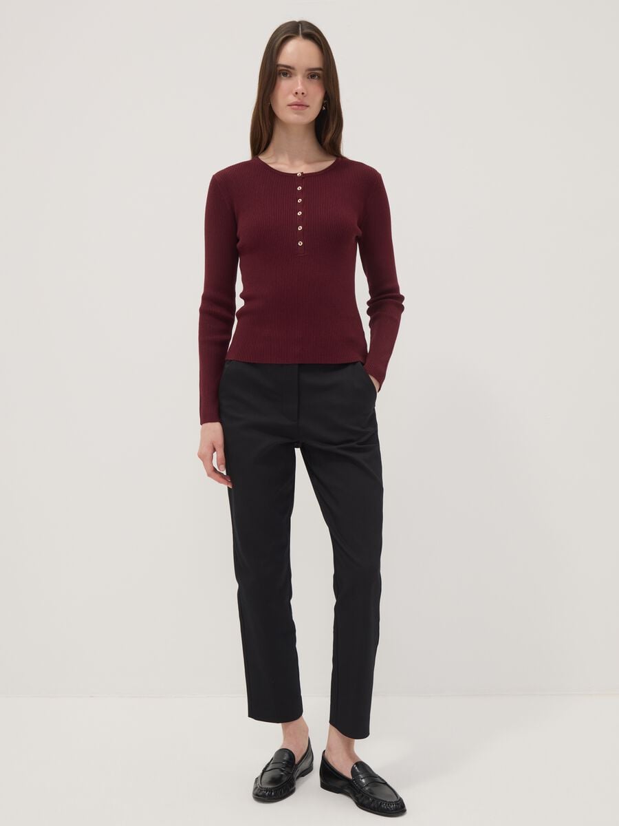 Maglia rossa in misto viscosa a costine con bottoni fitted_2