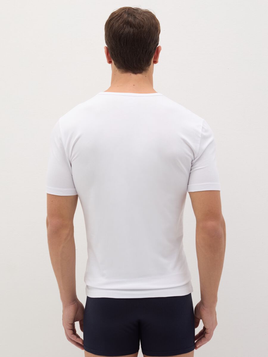 Two-pack organic cotton undershirts with V neck_2
