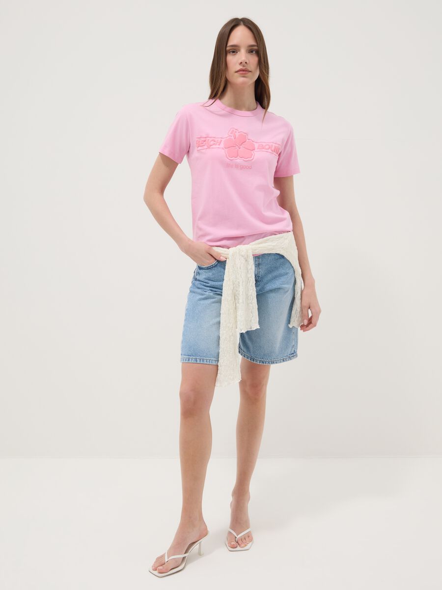 T-shirt in puro cotone rosa regular fit con fiore_1