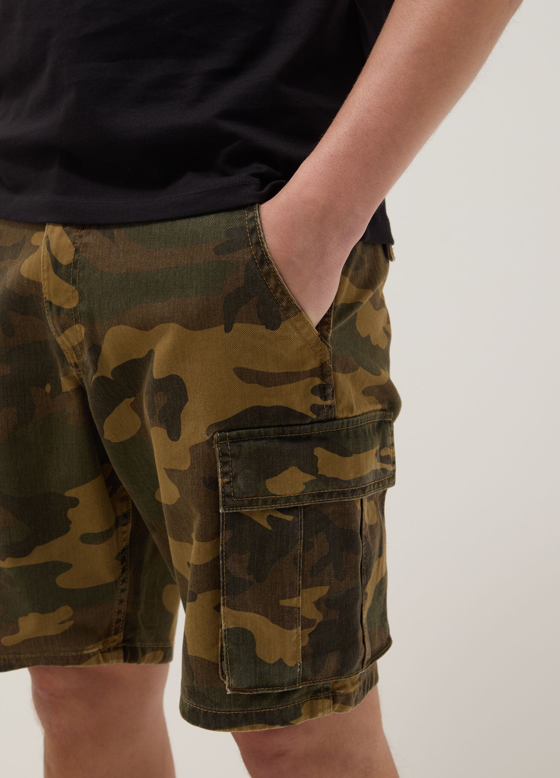 Green cotton cargo shorts