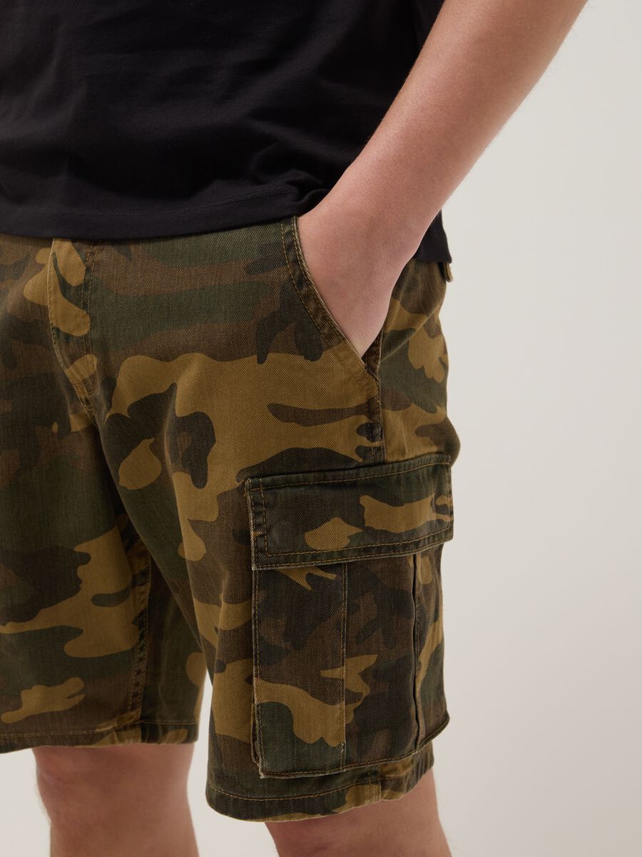 Green cotton cargo shorts_3