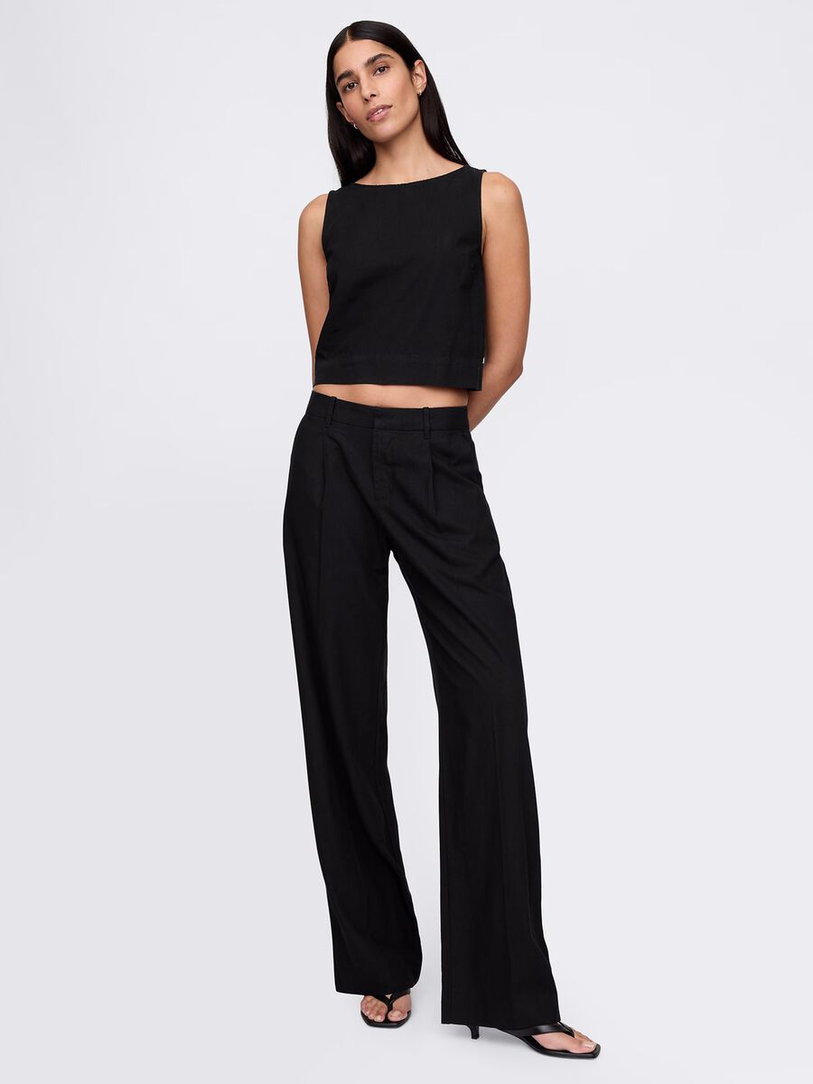 Black sleeveless top_1