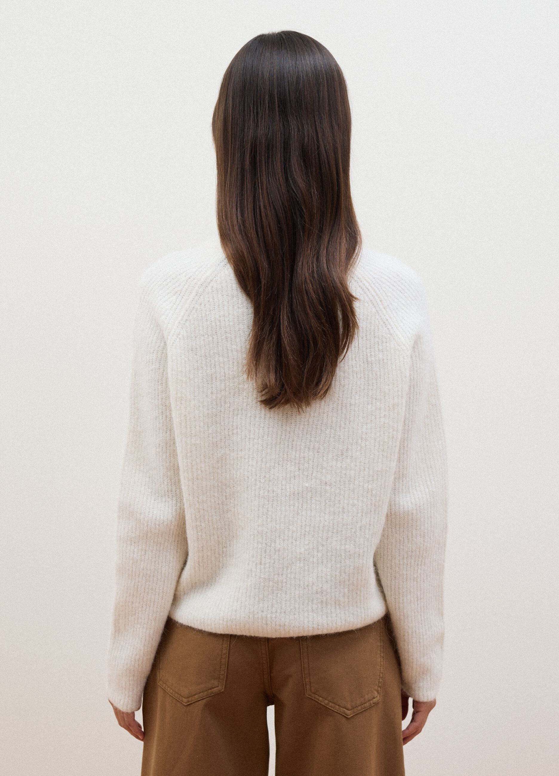 Maglia bianca in alpaca e lana elasticizzato girocollo