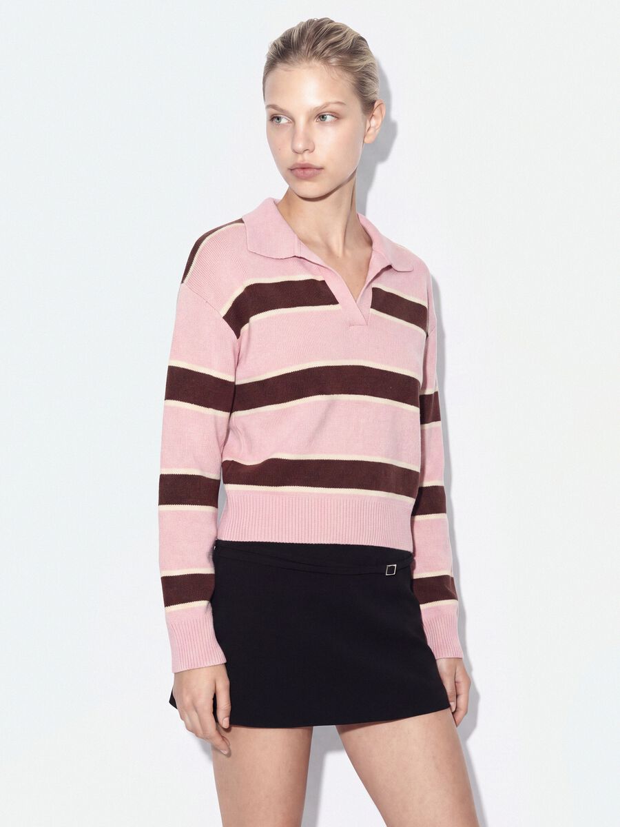 Maglia rosa a righe in misto viscosa con colletto polo regular fit_0
