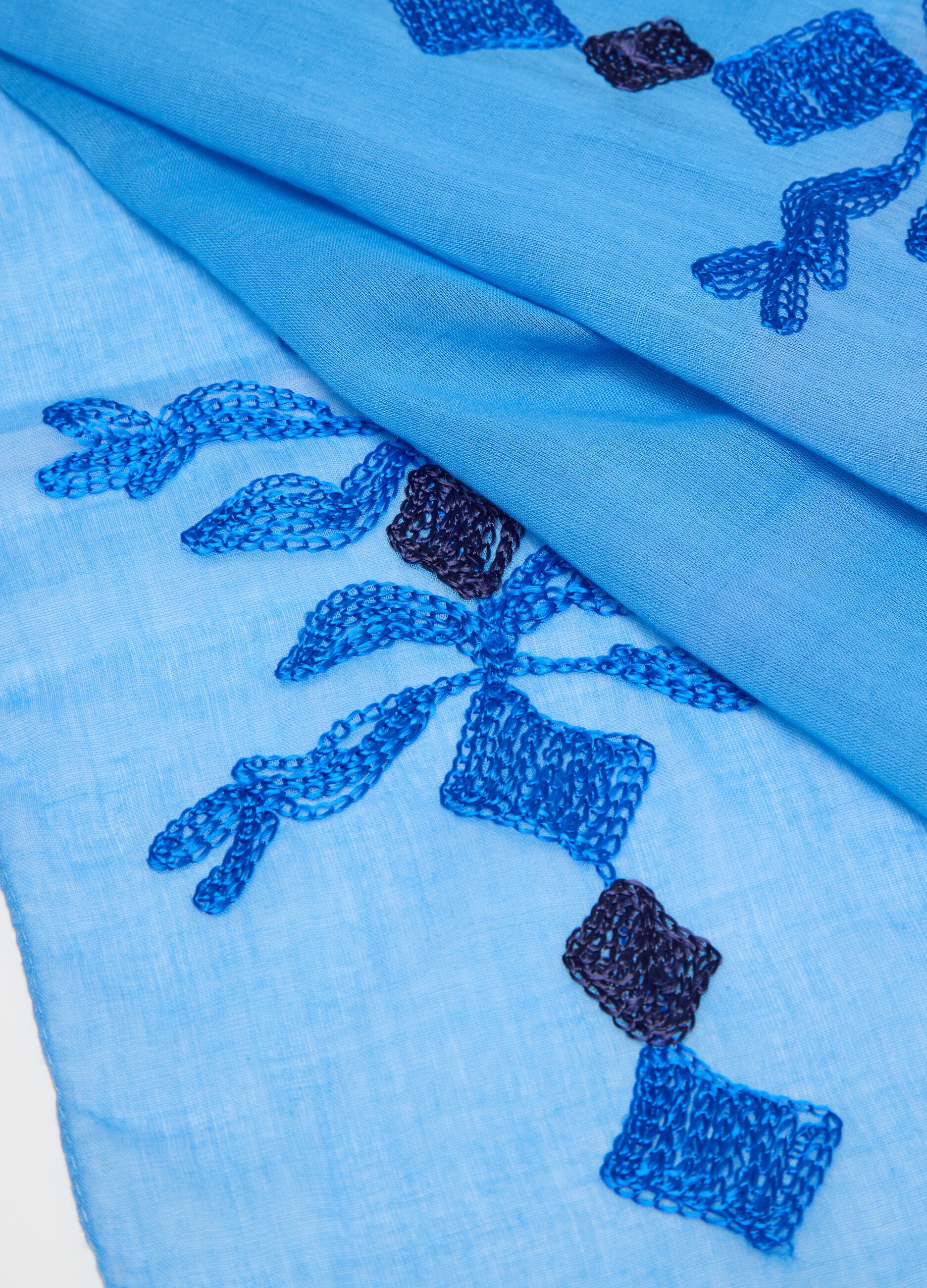 Sciarpa blu con ricami e nappine