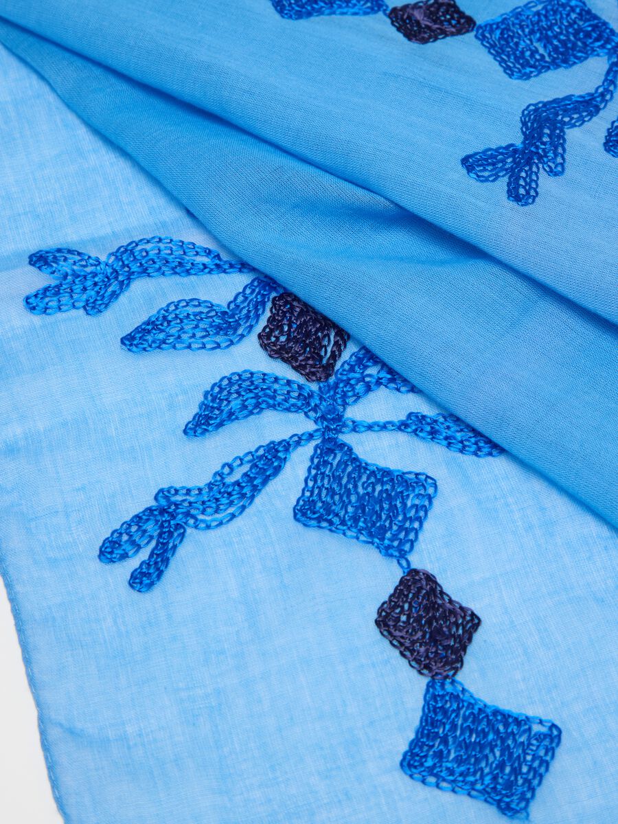Blue scarf with embroidery and tassels_1