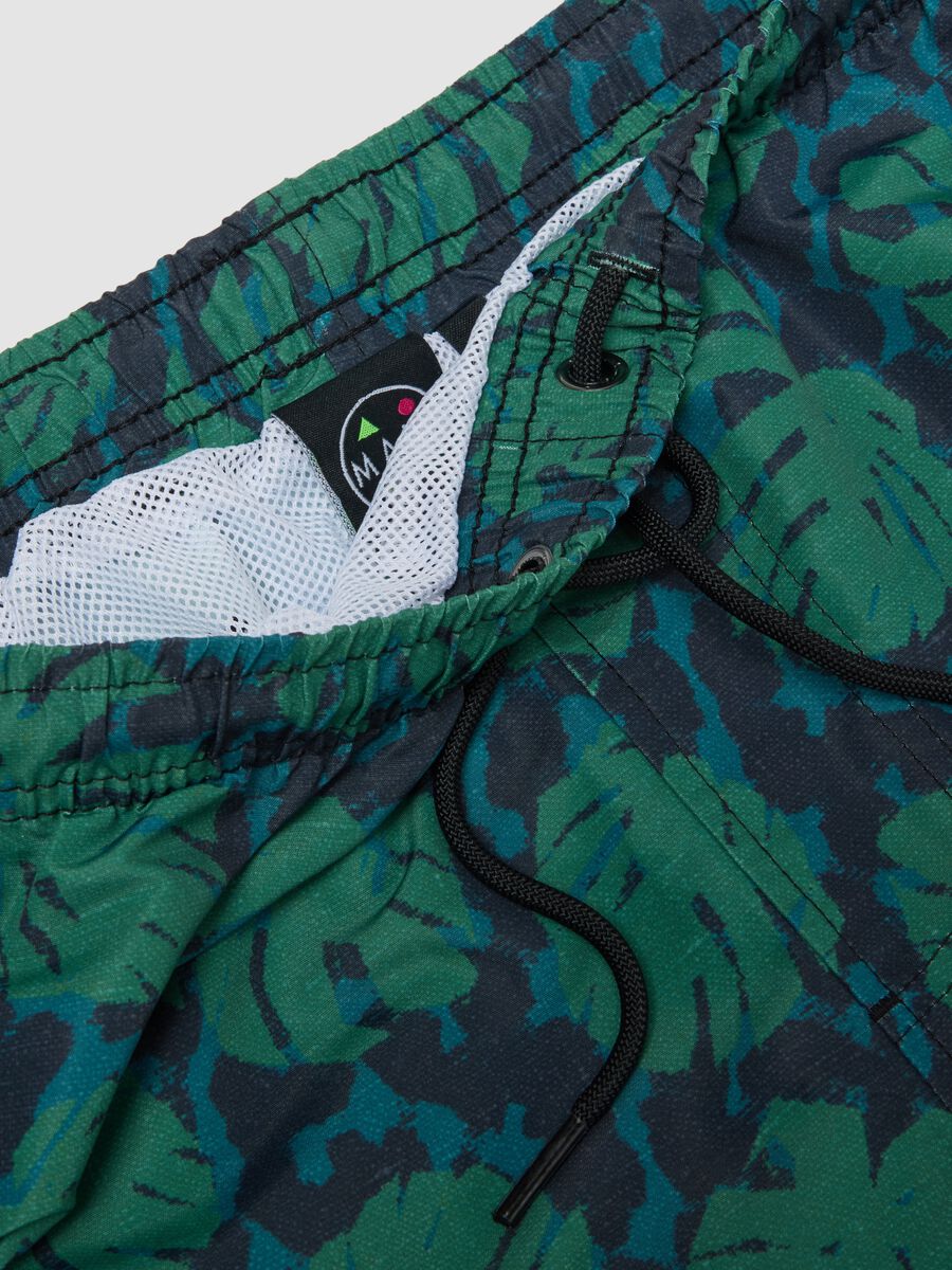 Boxer da mare con fantasia tropicale multicolor_5