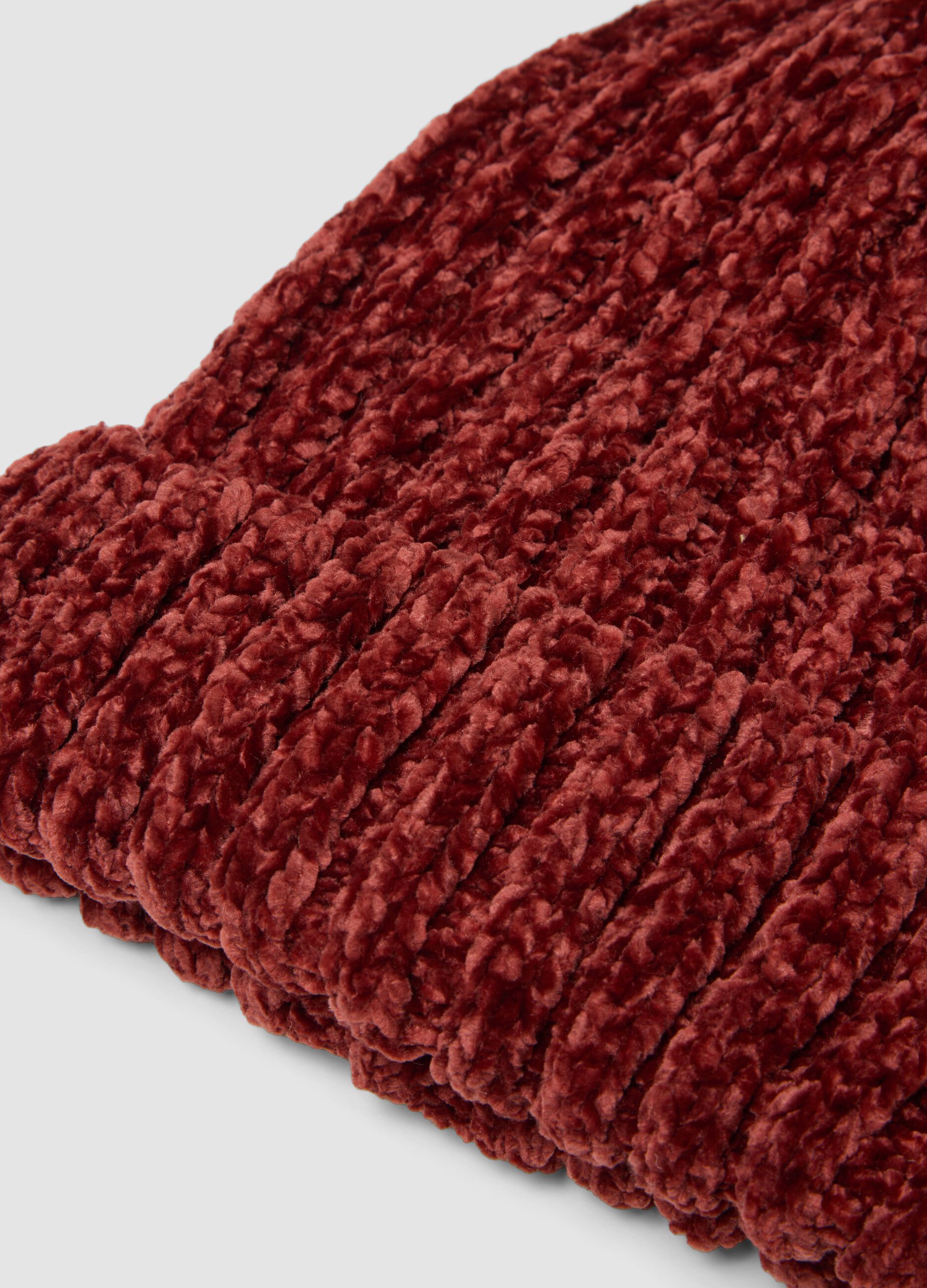 Red ribbed stretch beanie