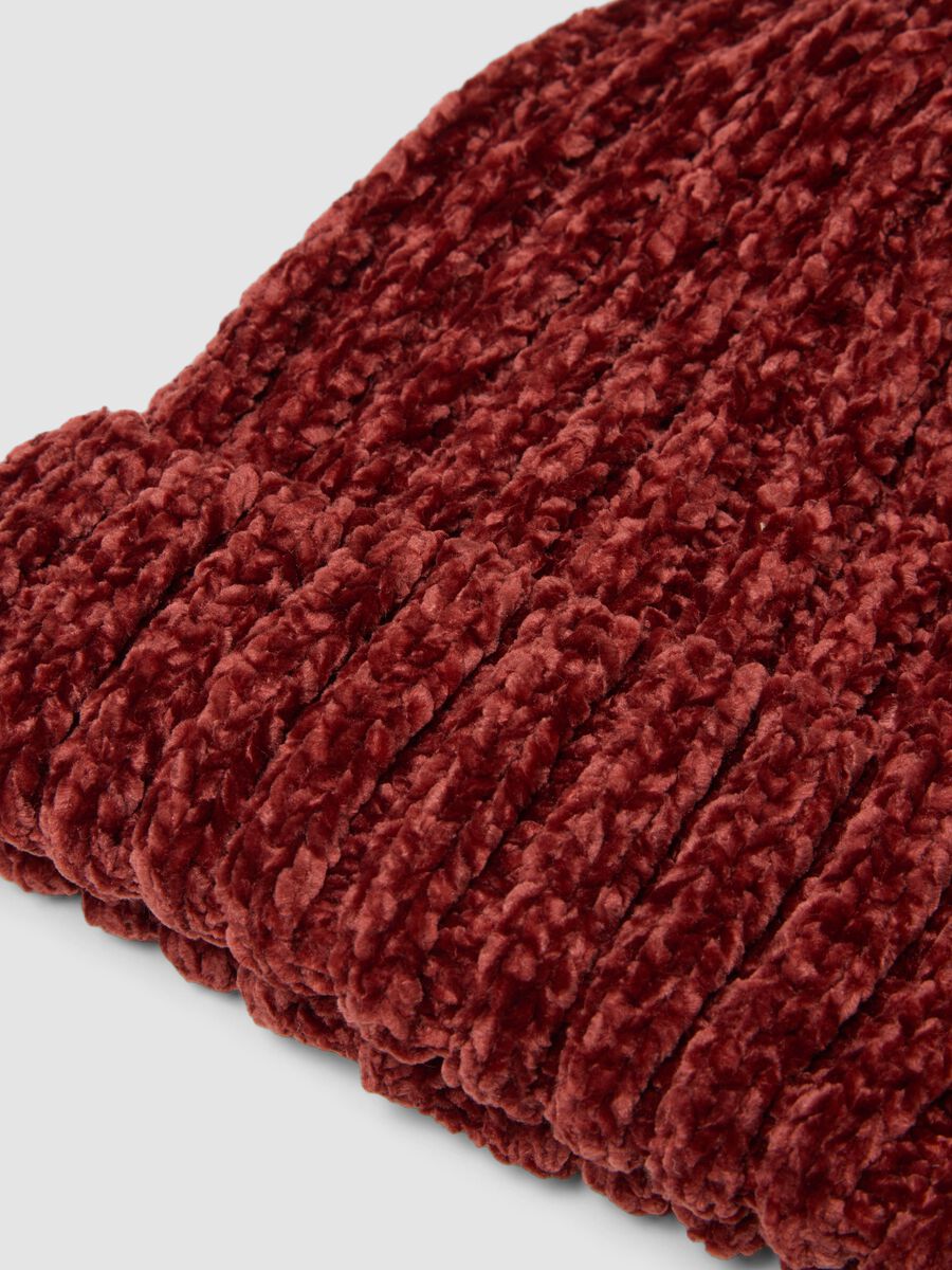 Berretto rosso in tessuto elasticizzato a coste_1