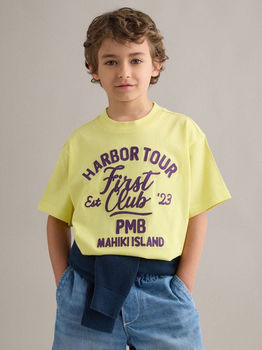 T-shirt gialla in puro cotone over fit da bambino_0
