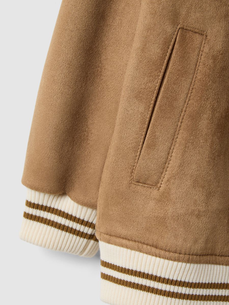 Giubbotto marrone da bambino regular fit con polsini e collo a coste_3