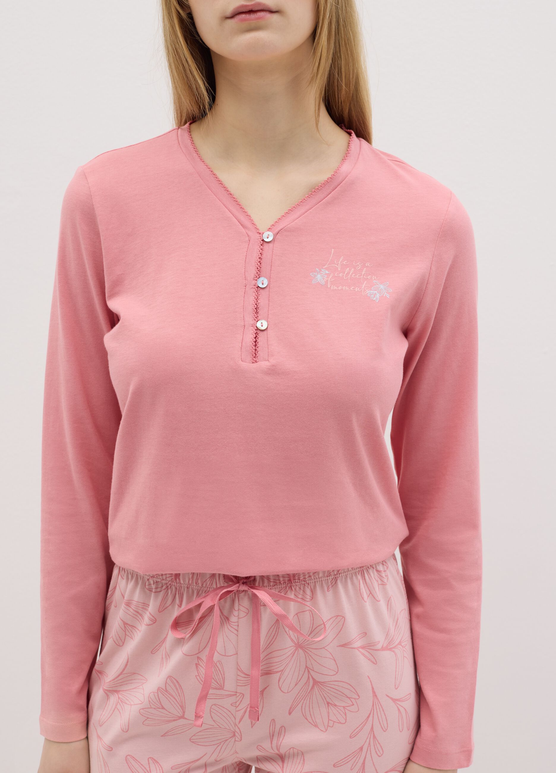 Pigiama in cotone rosa con scollo serafino e stampa
