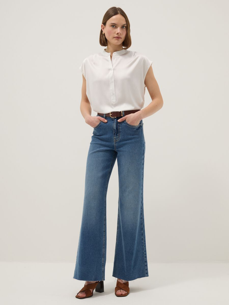 Blusa a maniche corte bianca regular fit con collo coreano_2