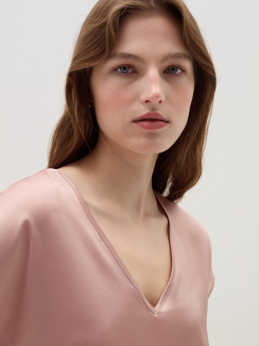 Blusa in satin con scollo a V_1