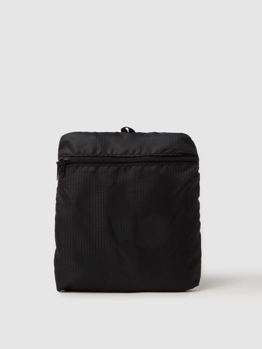 Zaino in nero con tasca frontale_3