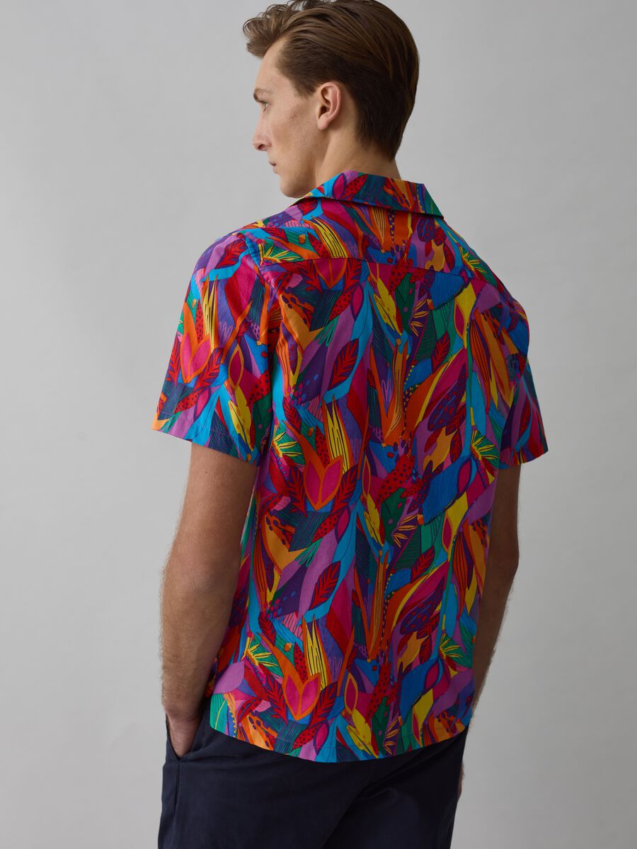 Short-sleeved shirt with tropical print_2