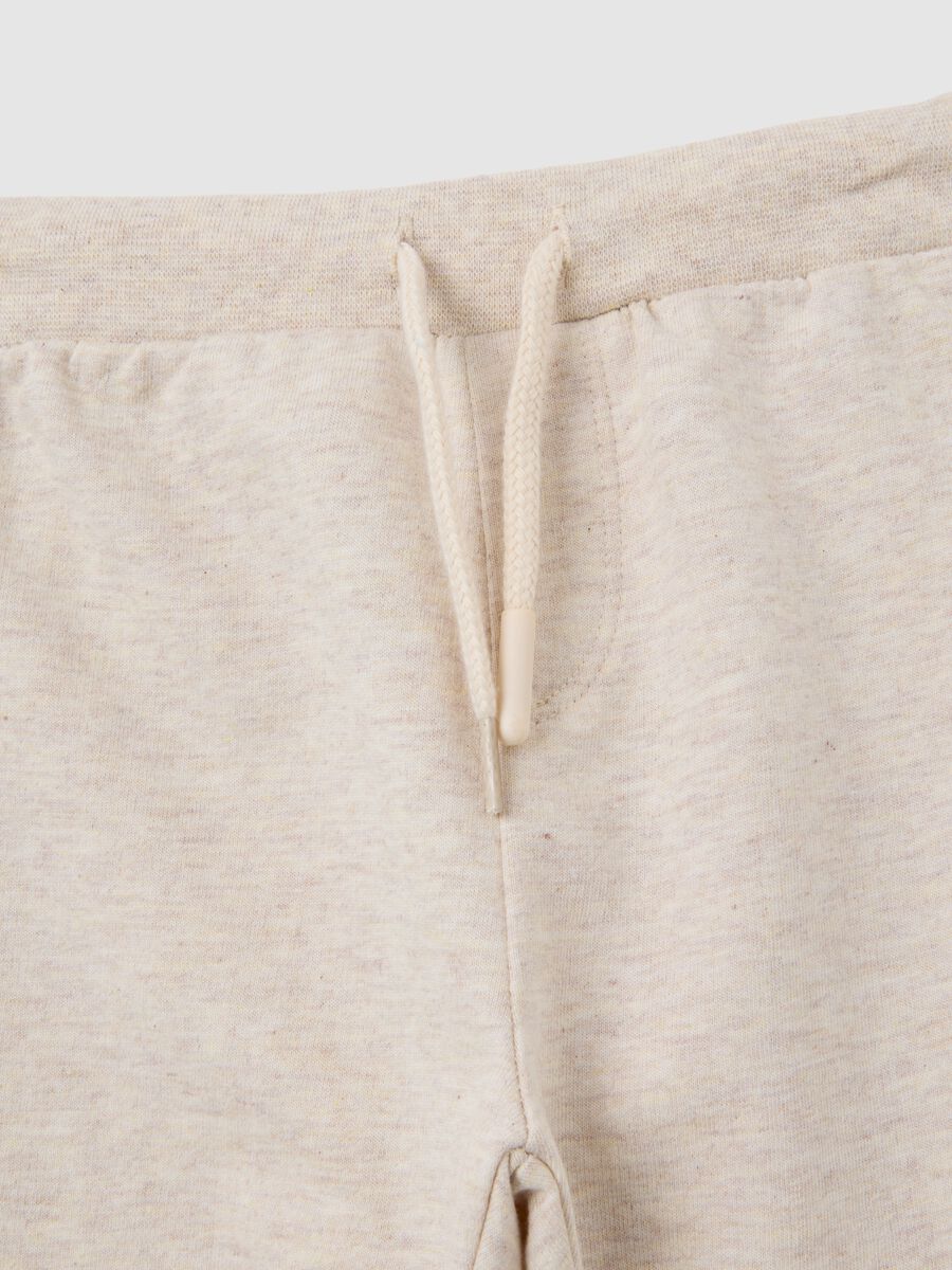 Set t-shirt e pantaloni da bambino in puro cotone bianco e beige_2