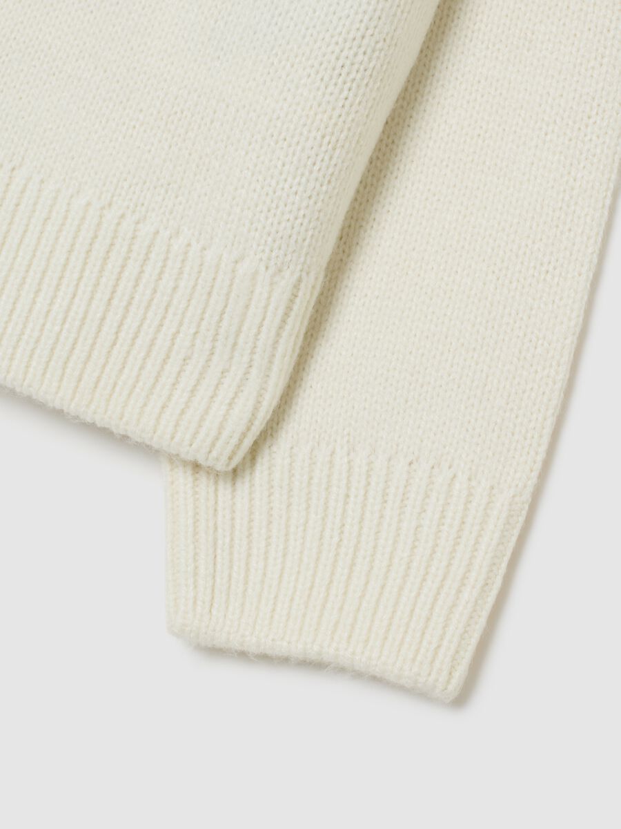 Maglione bianco da bambina regular fit con decori glitterati_3