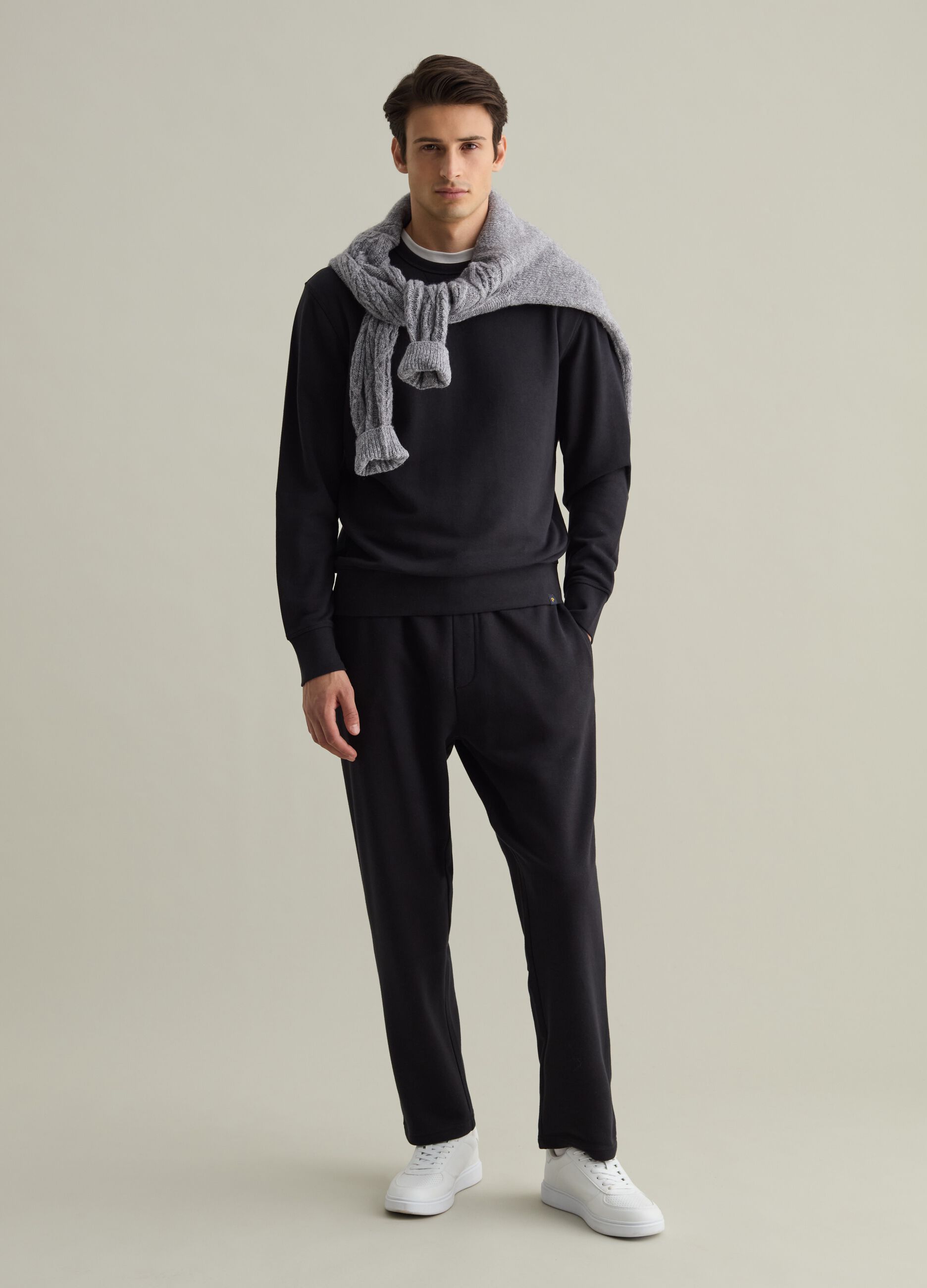 Joggers with drawstring and pockets