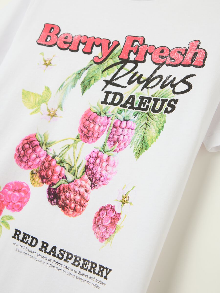 White T-shirt with red fruit print_5