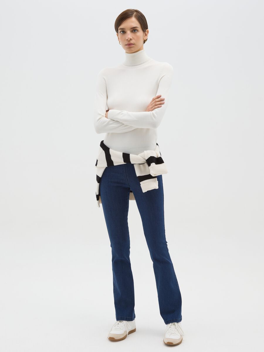 Maglione a coste bianco con collo alto regular fit_1