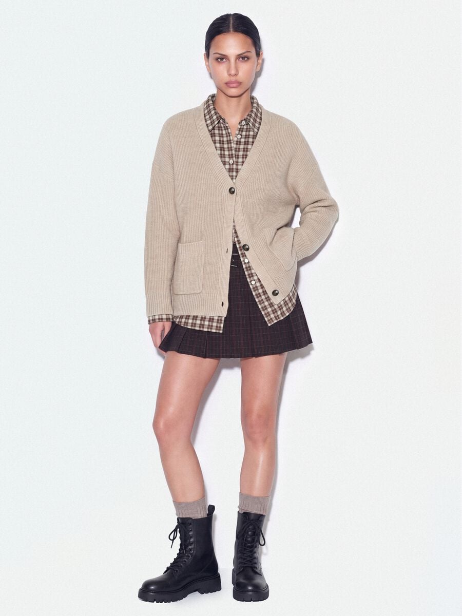 Cardigan beige in tessuto elasticizzato con scollo profondo a V_1