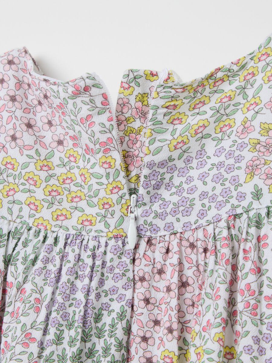 Long white dress with floral pattern_3