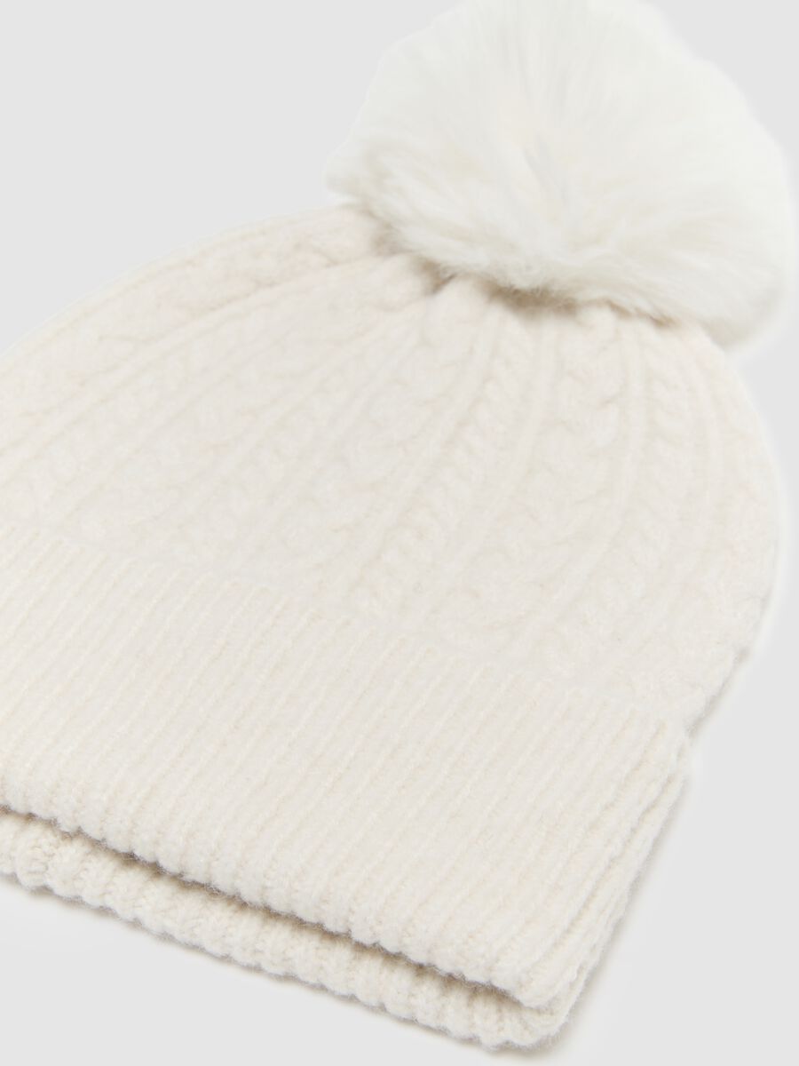 Berretto beanie bianco lavorato a maglia con pompon_1