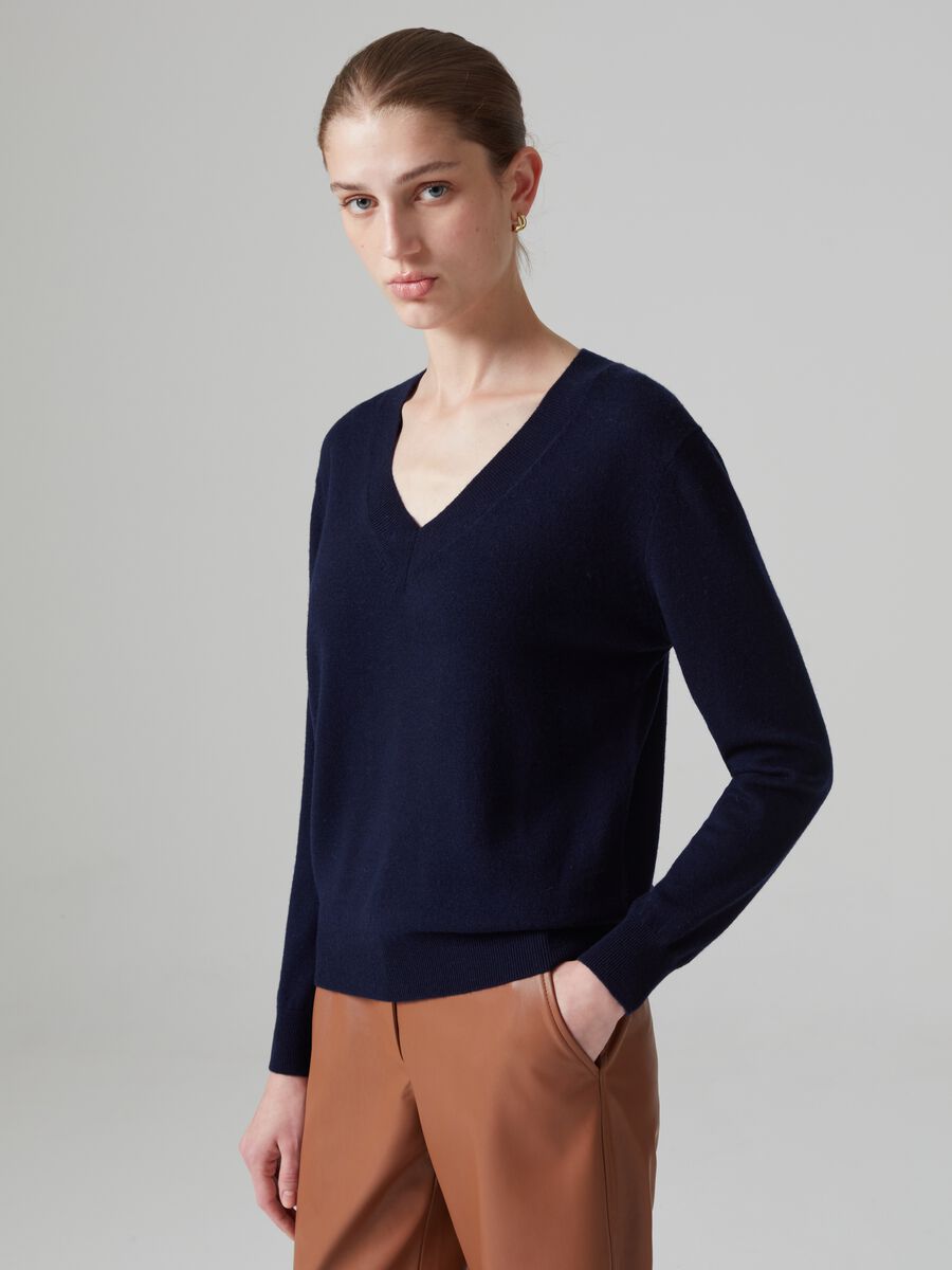 Maglia in lana con scollo a V_1