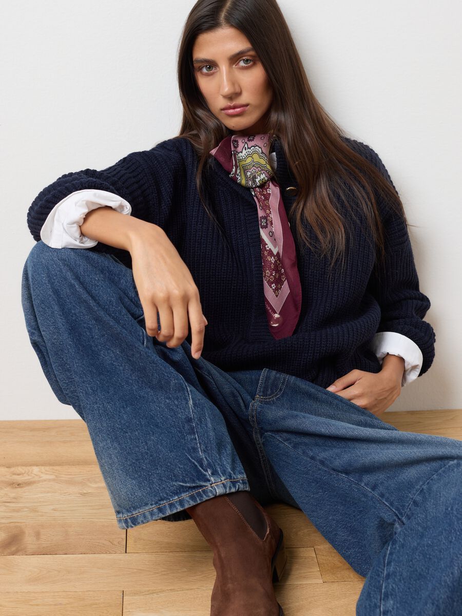 Blue sweater with high neck and buttons_2