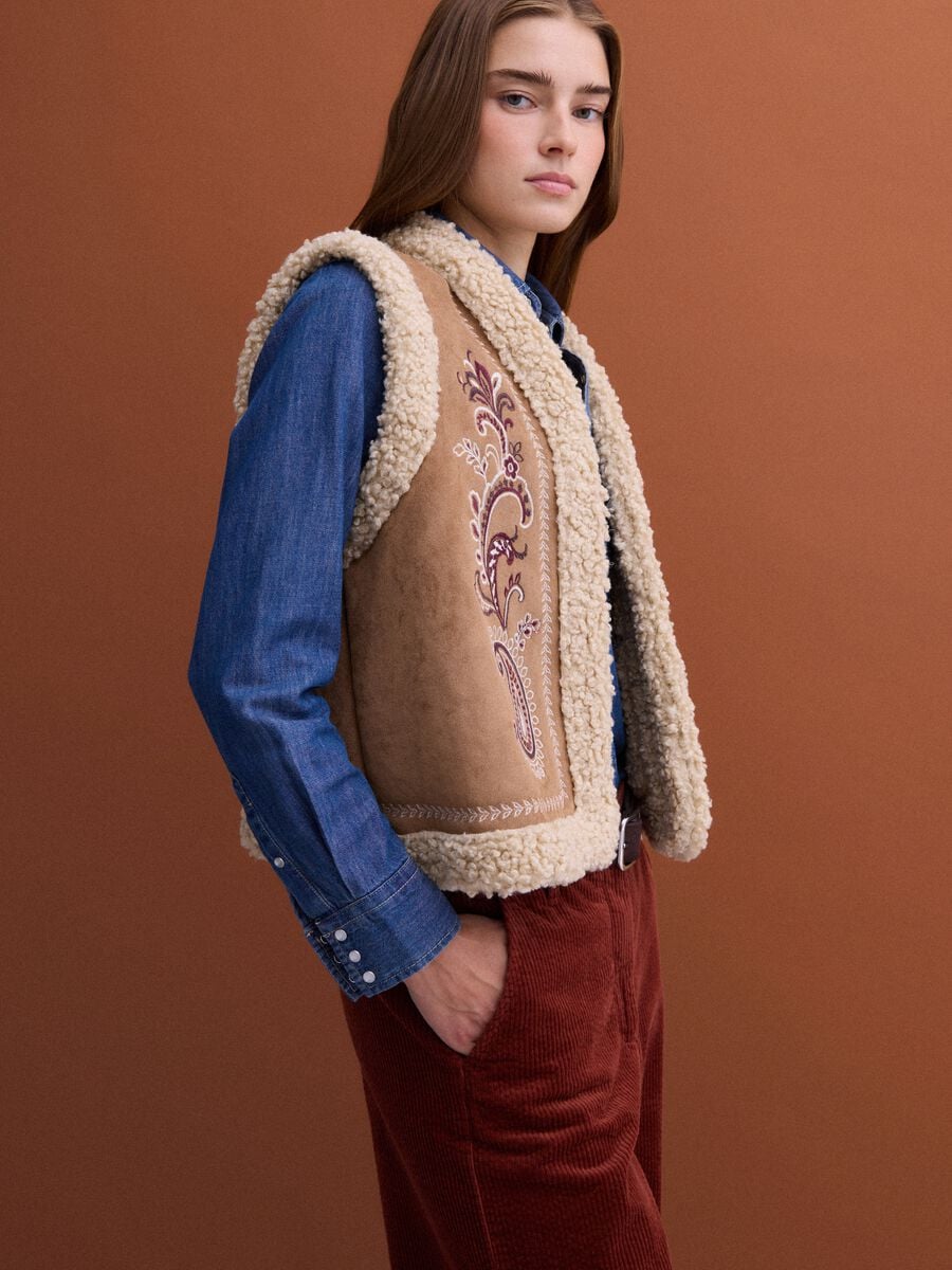 Gilet marrone con ricami e bordi effetto shearling regular fit_1
