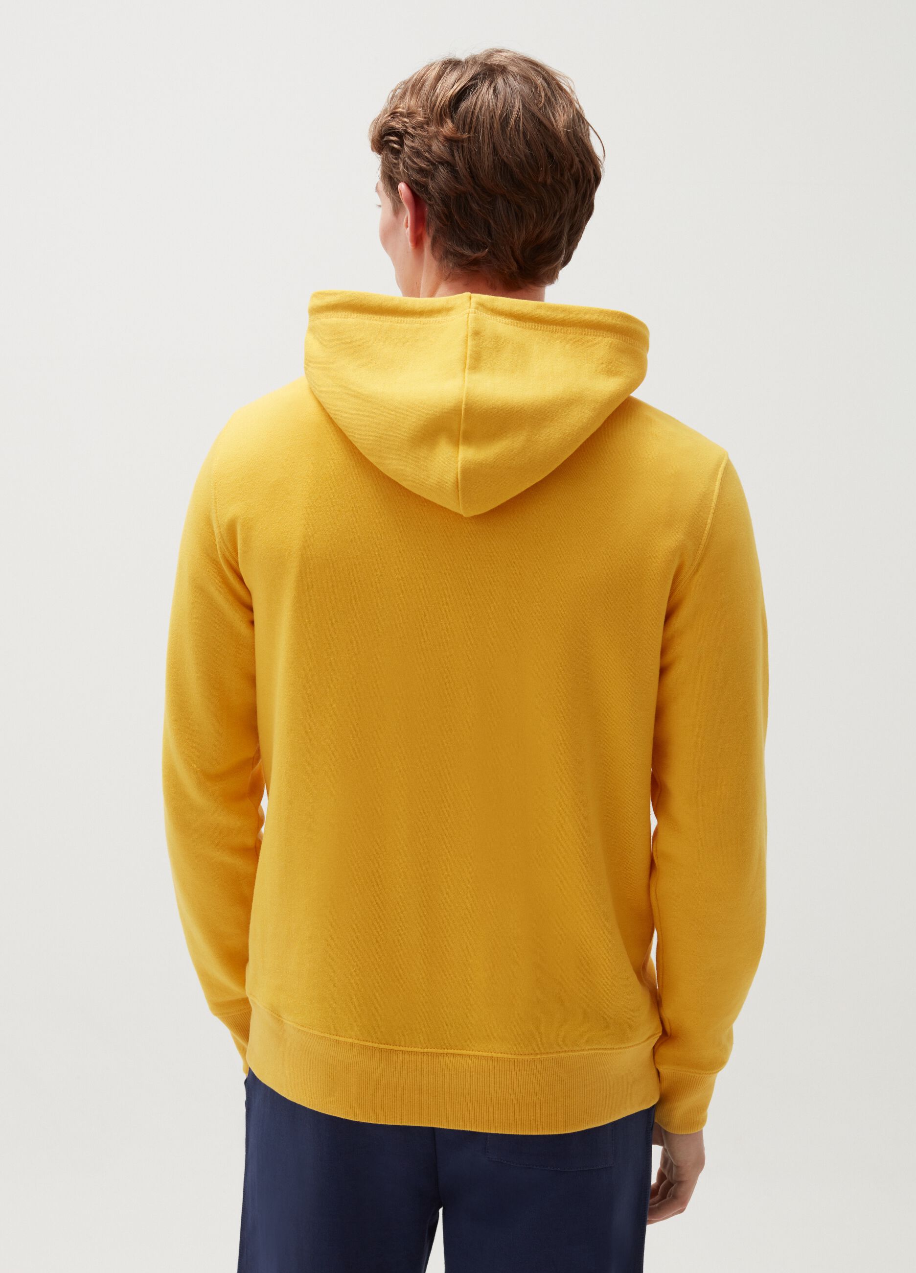 Sweatshirt with hood and pouch pocket