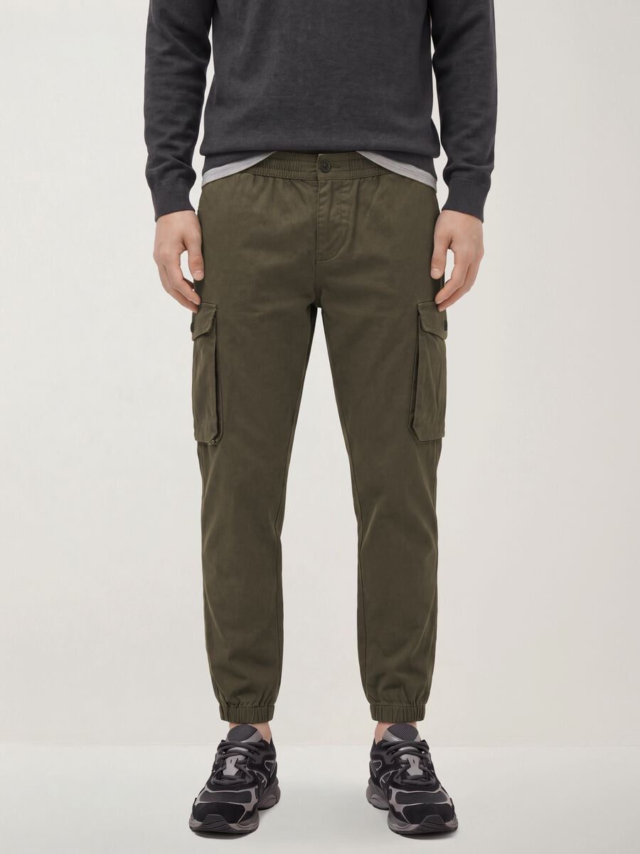 Pantaloni cargo verdi in cotone elasticizzato slim fit_1