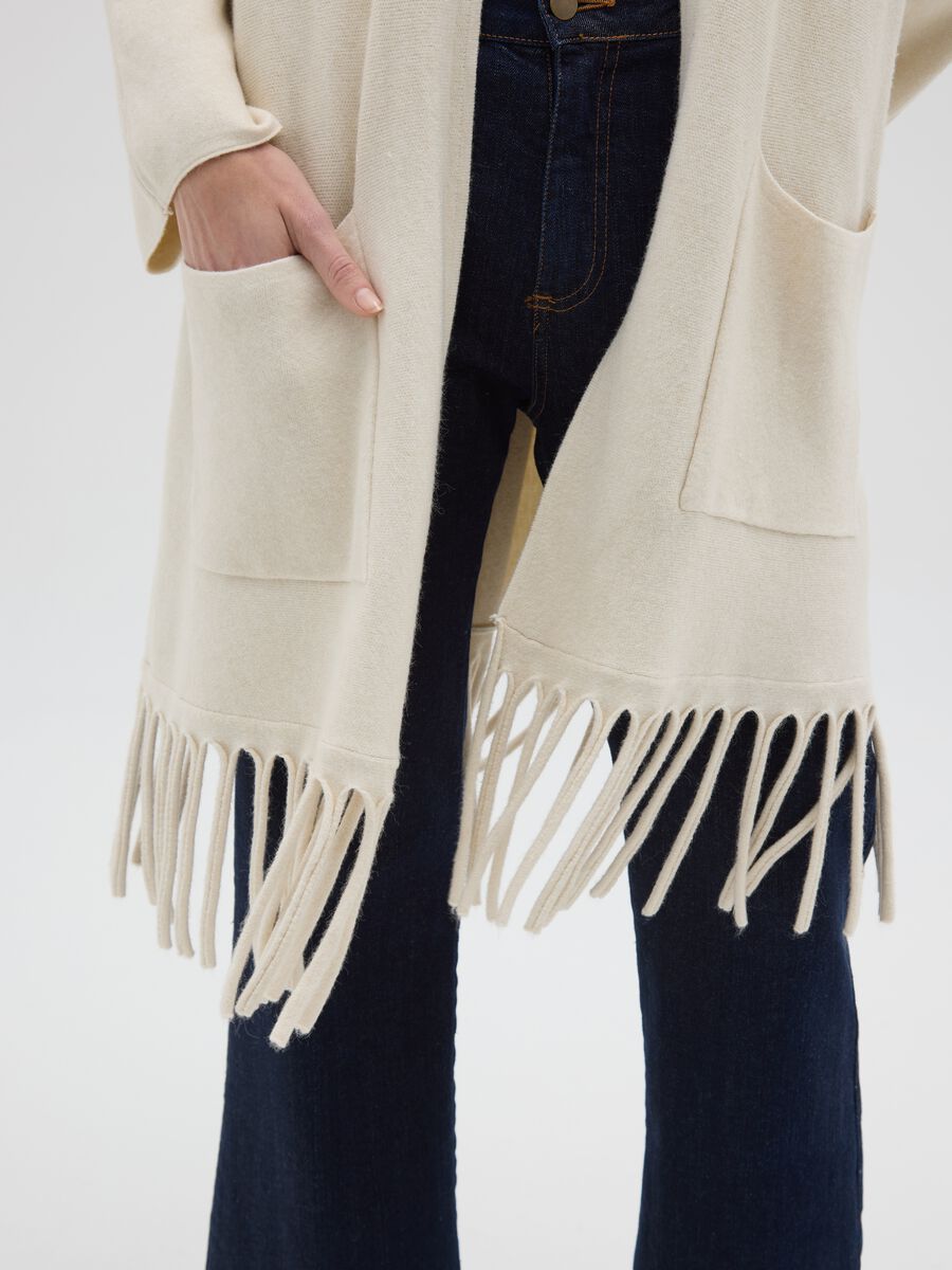 Cardigan lungo beige chiaro con frange sul fondo_3