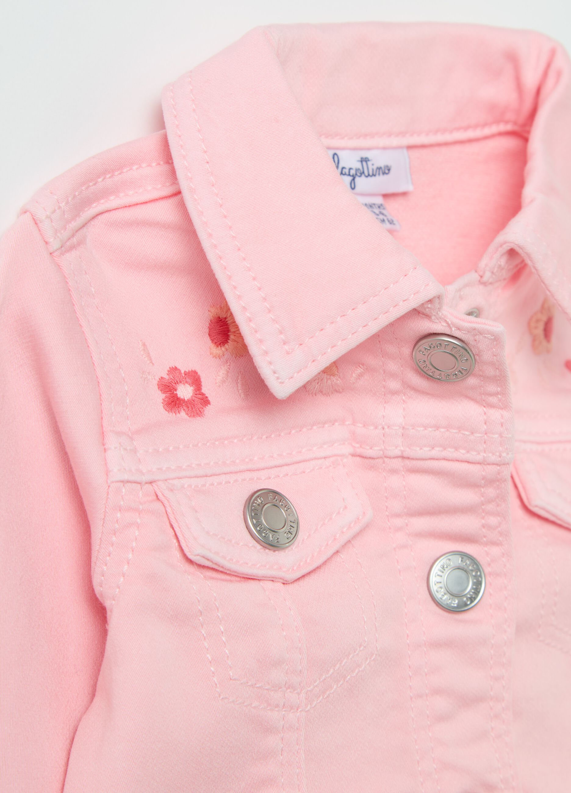 Giubbotto in denim con ricamo floreale 
