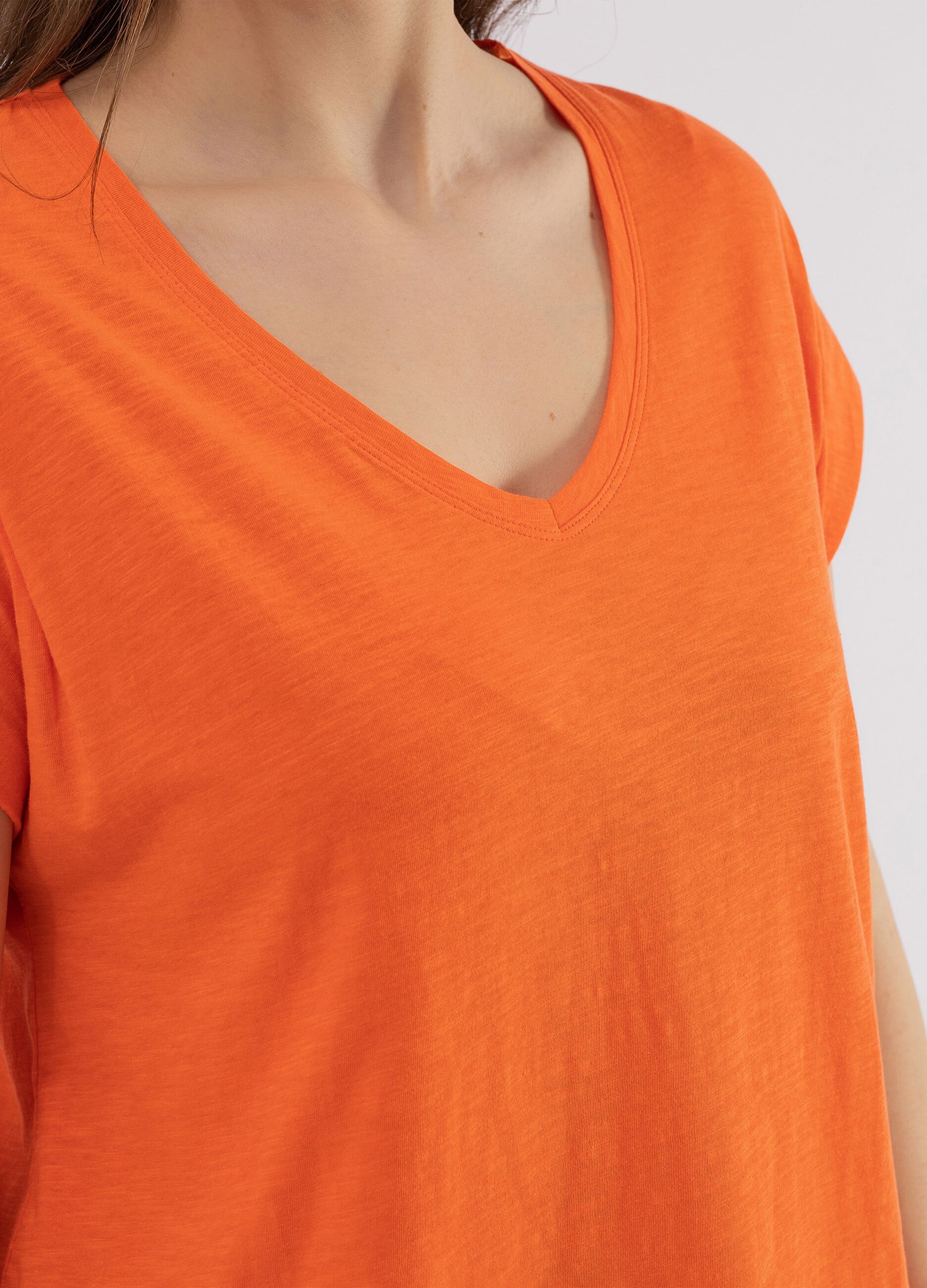 T-shirt in cotone slub con scollo a V Curvy