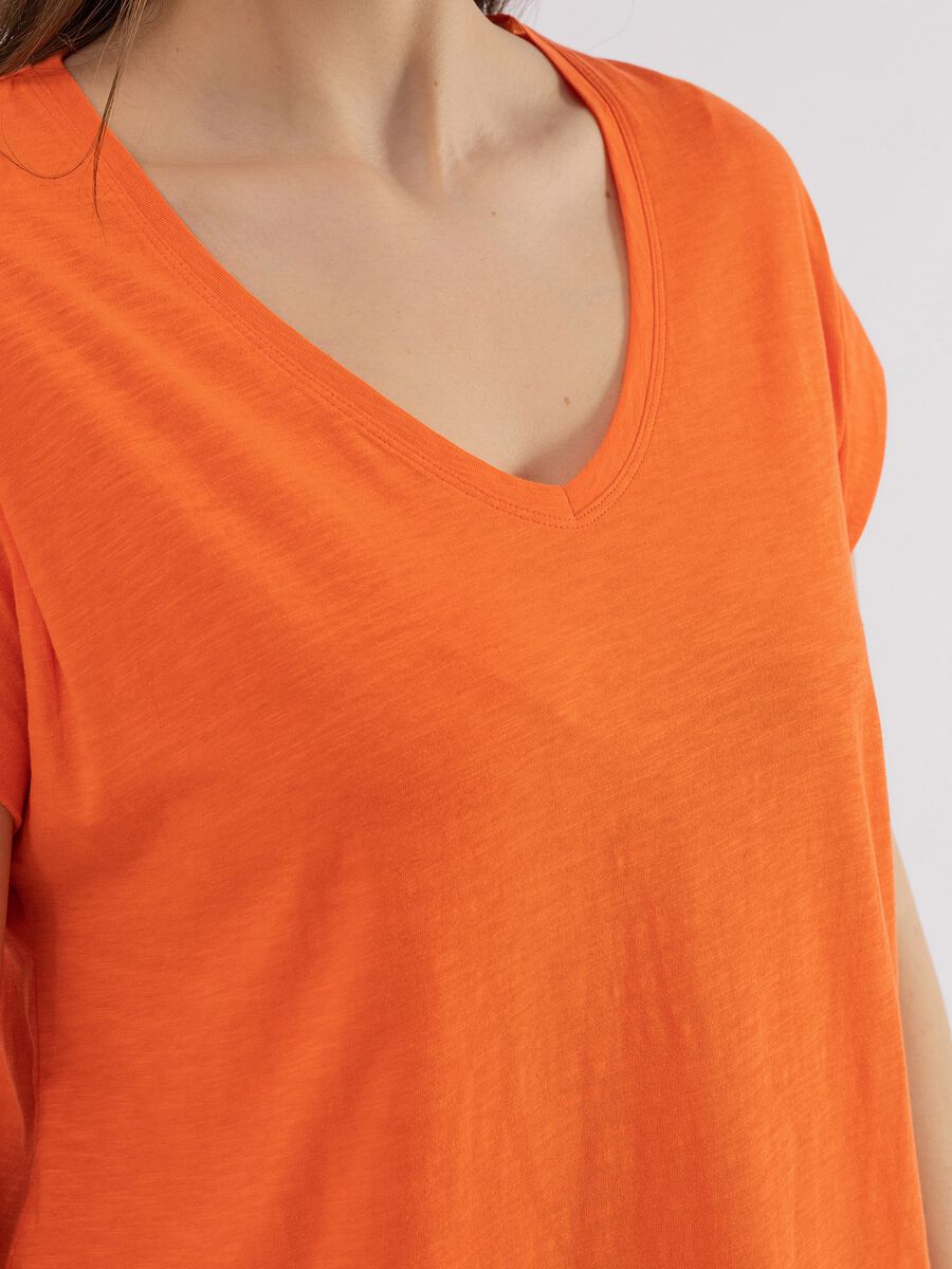 Curvy slub cotton T-shirt with V neck_3