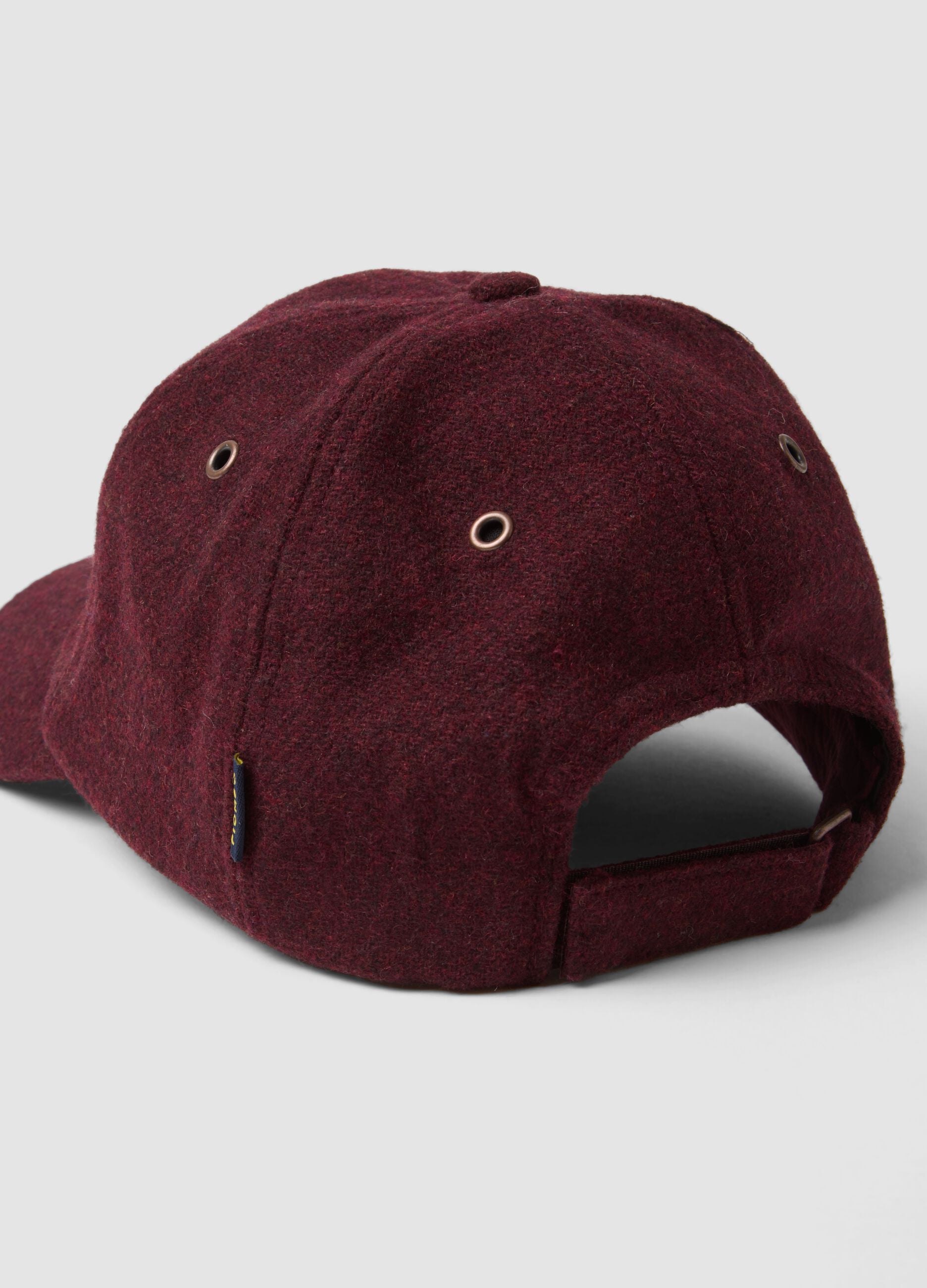 Red wool-viscose blend cap