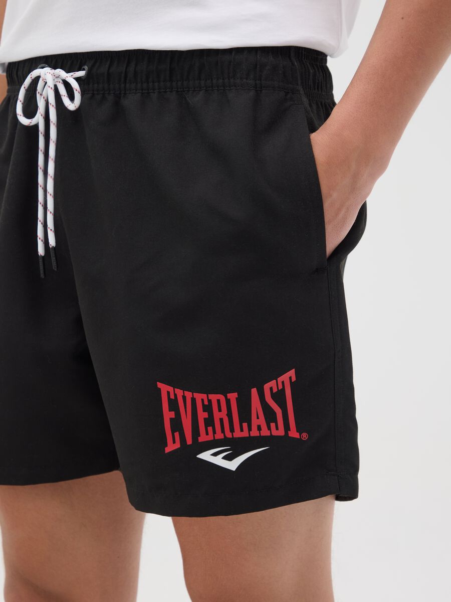 Black swimming trunks with logo print_2