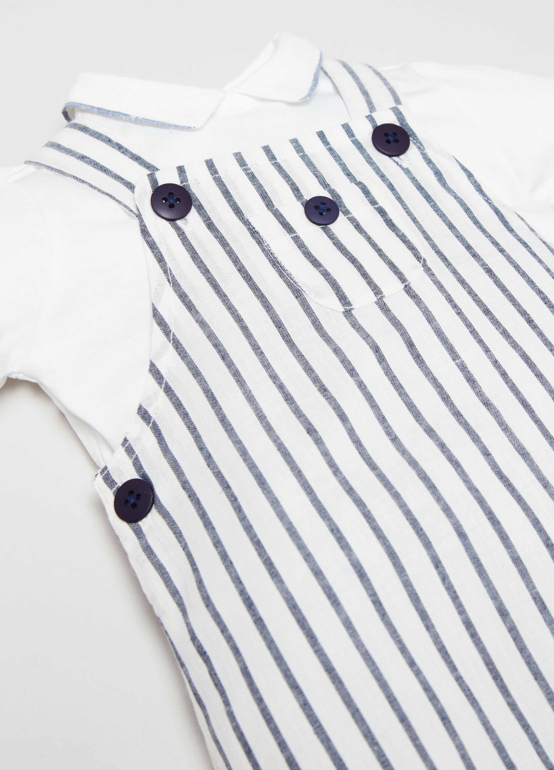Set t-shirt e salopette con fantasia a righe_2
