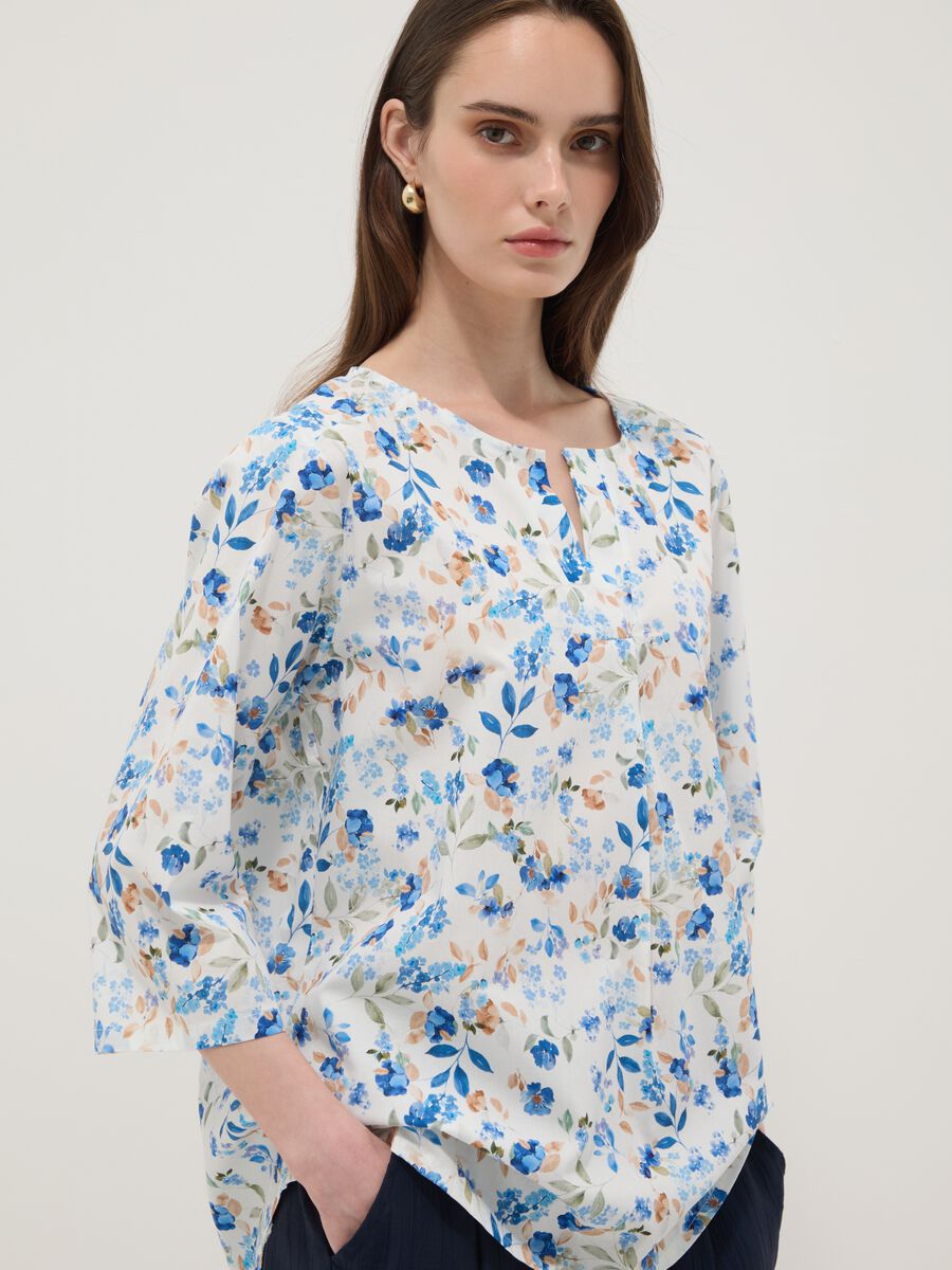 Blusa bianca in cotone elasticizzato a fiori regular fit_0