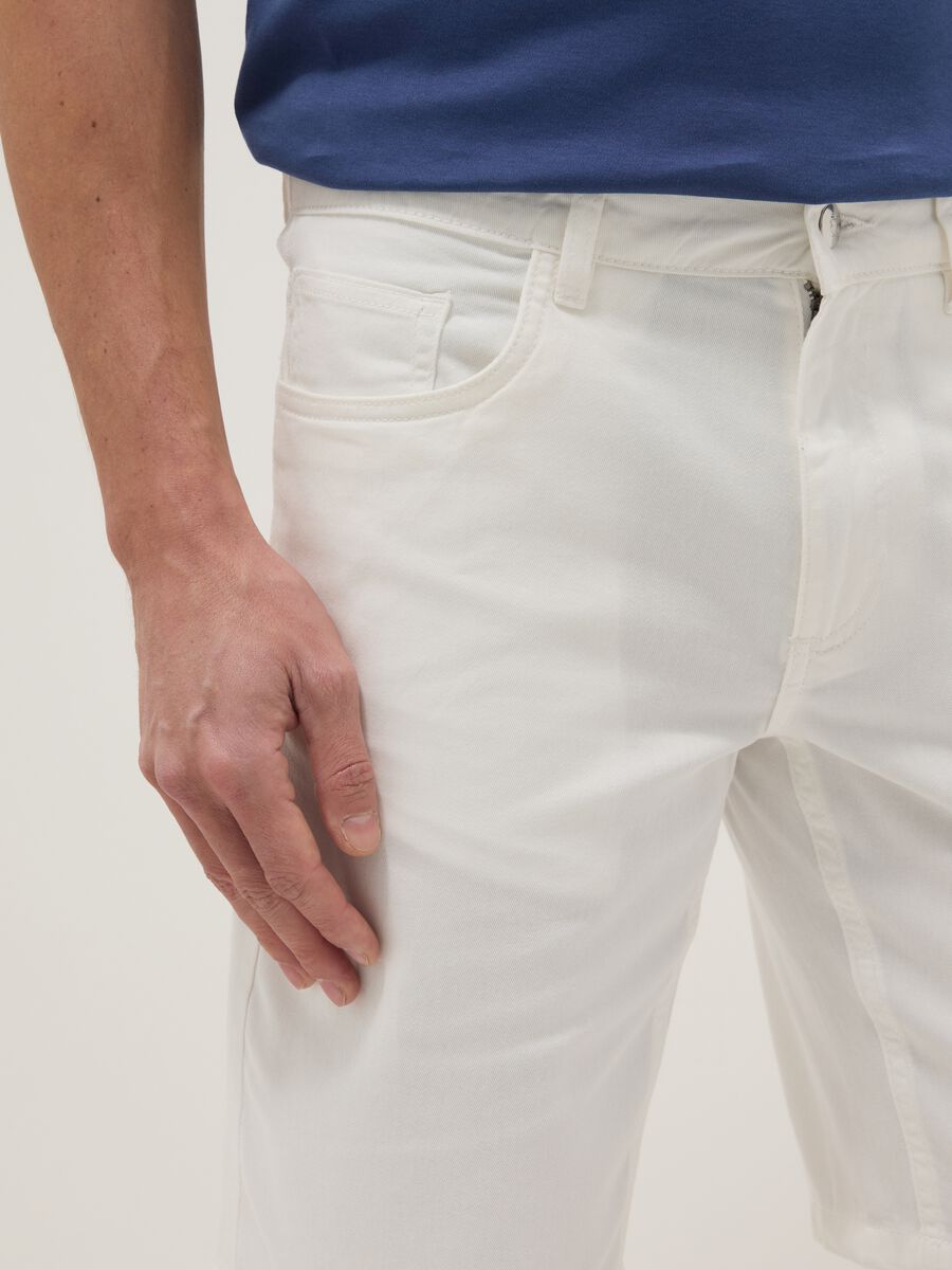 White pure cotton regular-fit shorts_3